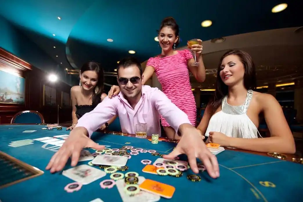 Layar utama platform baji menampilkan sportsbook dan slot online